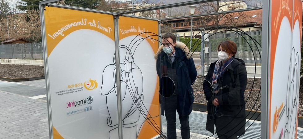 In Alto Adige arrivano i Tunnel degli abbracci'' per riavvicinare i parenti agli anziani delle Rsa